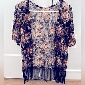 Short kimono with fringe.